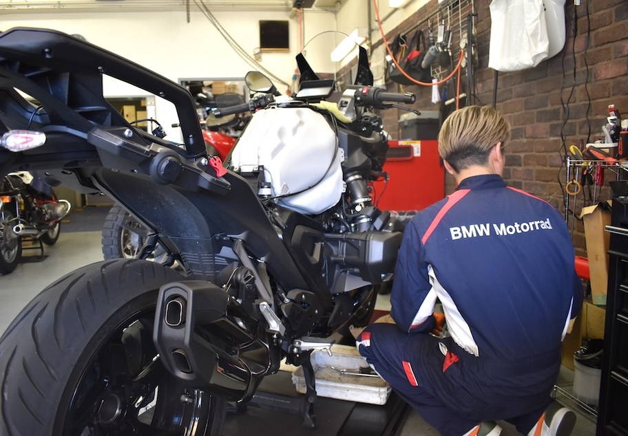 年休127日/完全週休2日/BMW正規ディーラー【江東区】　BMWバイクの整備士・メカニック　経験者・有資格者優遇